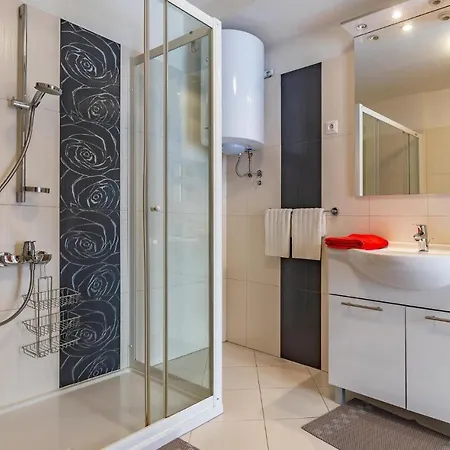 4 Bedroom Pet Friendly In *
