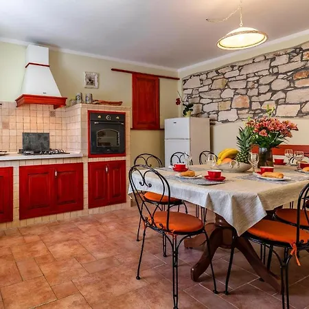 4 Bedroom Pet Friendly In Nyaraló *