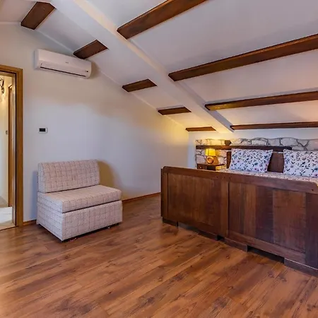 4 Bedroom Pet Friendly In *
