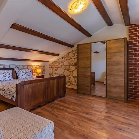 4 Bedroom Pet Friendly In